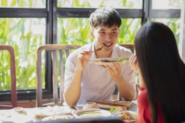 既婚者男性の本気度がわかる身体のサイン！不倫中の行動言動態度心理学